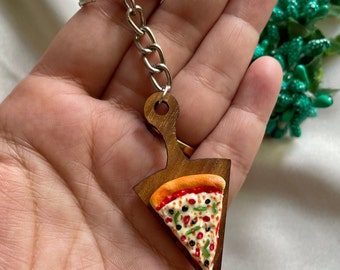 Portachiavi a forma di fetta di pizza in miniatura, cibo indiano in miniatura, cibo per casa delle bambole, amante della pizza, pizza in formato casa delle bambole su un piatto,