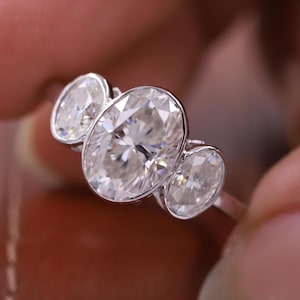 Lünette Set Drei Stein Oval Cut Moissanite Verlobungsring, Triologie Ehering, Lünette Set Oval Cut Ring, Jubiläumsring, Versprechensring