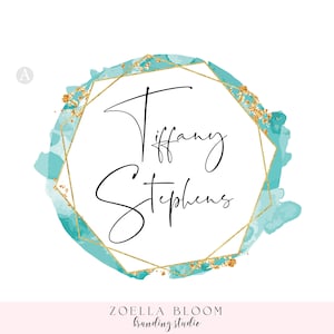 Puede incluir: Un círculo de acuarela turquesa con purpurina dorada y un marco geométrico dorado. El texto "Tiffany Stephens" está escrito en cursiva negra dentro del marco. El texto "ZOELLA BLOOM branding studio" está escrito en negro debajo del círculo.