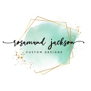 Può includere: Un design di logo ad acquerello con uno schema di colori verde e oro. Il logo presenta una forma geometrica con un lavaggio ad acquerello all'interno. Il testo "rosamund jackson CUSTOM DESIGNS" è scritto in corsivo nero.