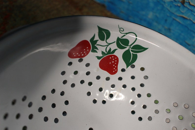 White Metal Colander made in Korea 1983 Teleflora Promotion Strainer Vintage Strawberries Enamel Colander strawberry lovers