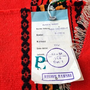 Pu&ograve; includere: Un'etichetta bianca con testo nero e un timbro blu. L'etichetta &egrave; etichettata "Komplet kawowy" e include informazioni sul prodotto come "1955-332-033-7", "8-036-6", "155zl", "KJ SP 21/6 Gal. 1" e "REGION RAWSKI".