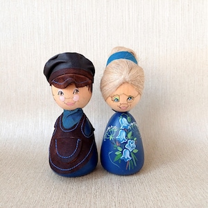 In de uitverkoop 2 vintage Zweedse houten poppen, poppen voor verzamelaars