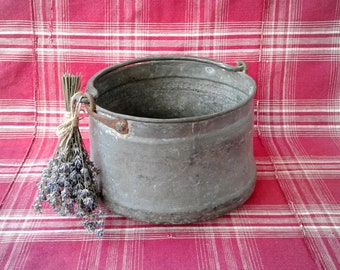 Antieke koperen ketel, handgehamerde pot, rustiek decor