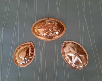Puede incluir: Tres moldes para pasteles de cobre vintage. Los moldes tienen forma de óvalo, corazón y estrella. Los moldes están en buen estado y tienen un acabado brillante.