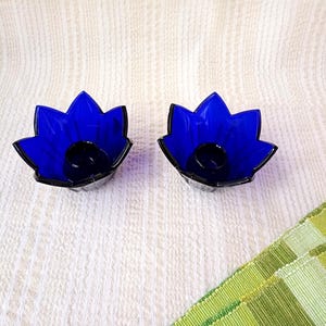コバルトブルーのスウェーデン製キャンドルホルダー2個、ヴィンテージガラスキャンドルスティック、花型、テーブルデコレーション、セール