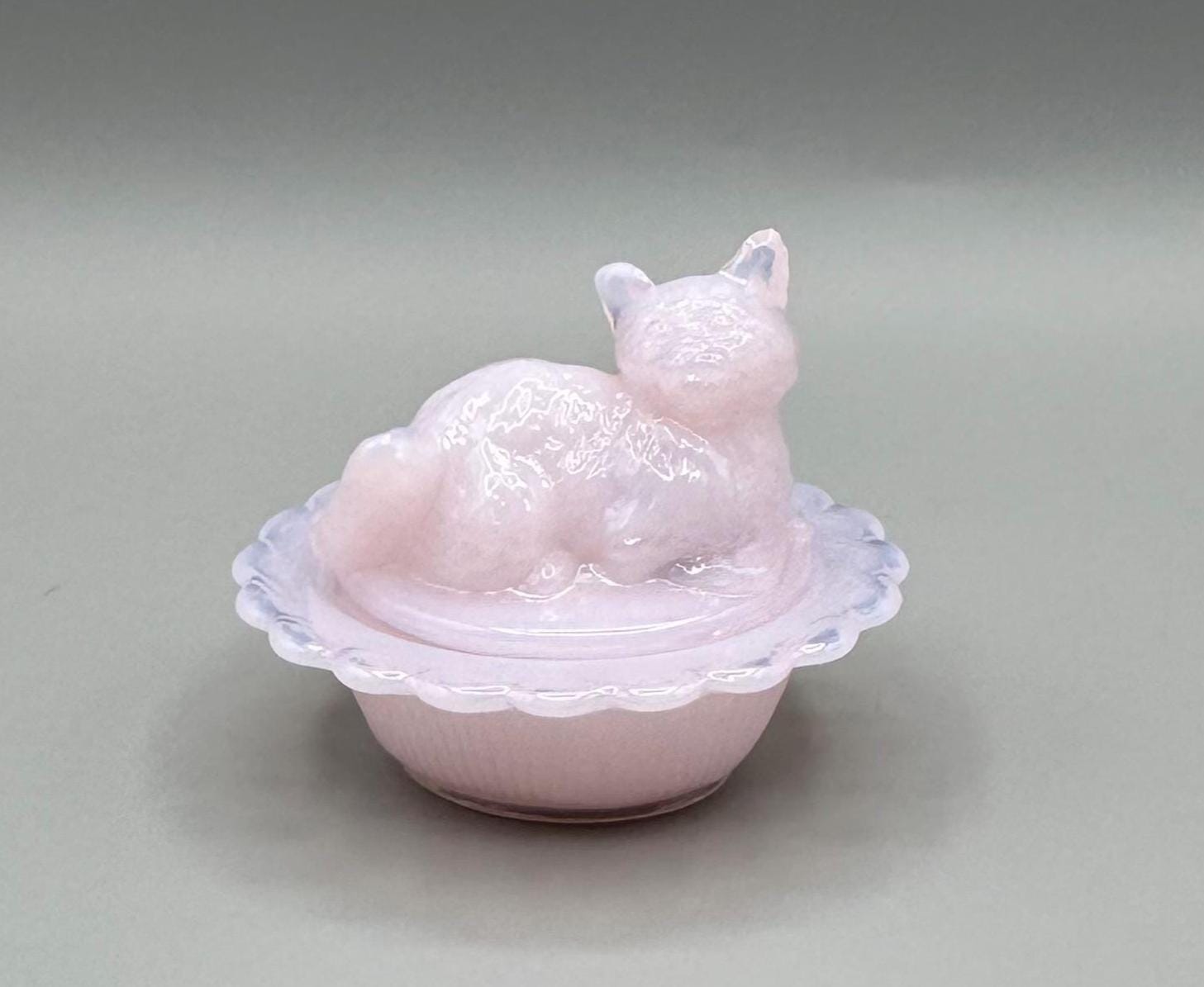 【アンティーク】猫のミルクガラスキャンディディッシュ　Cat on nest Vintage Westmoreland Milk Glass Cat / Kitten On Nest Lidded