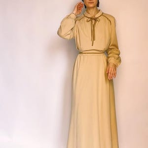 Vintage 1970s Wool Dress with Leather Details – Elegant, Timeless & Chic