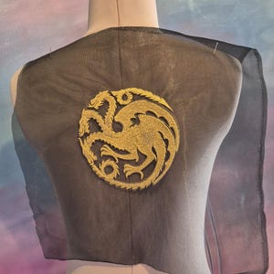 Toppa applicata con ricamo dorato e rosso raffigurante il sigillo del drago Targaryen