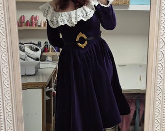Vintage paarse fluwelen jurk: kanten kraag, maat 12 UK
