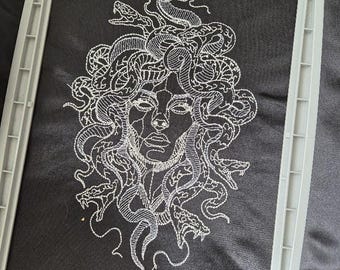 Disegno per ricamo Medusa: schema per macchina della mitologia greca (download digitale) 3 misure