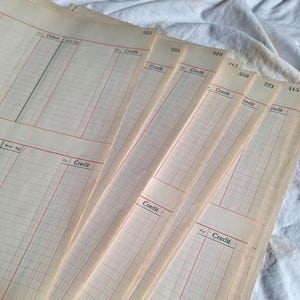 Carta di registro antica, grandi pagine di registro aziendale, carta di giornale spazzatura