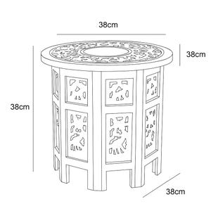 Puede incluir: Una mesa auxiliar decorativa con tapa redonda y dise&ntilde;o geom&eacute;trico. La mesa mide 38 cm de alto y ancho. Los lados de la mesa presentan patrones recortados. La parte superior tiene un dise&ntilde;o calado detallado.