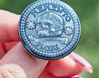 メメント モリ スカル ピン ボタン (メメント モリ デス スカル アンド クロスボーンズ メタル ヒューマン スカル ボーン プリント ウェアラブル ピン ボタン)