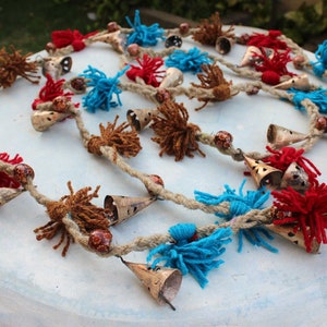 24 Vintage Cone Bells on Jute String Garden Outdoor Garland Party Decoration 350 cm Length Approx