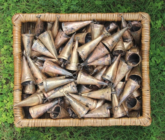 Campane in metallo rustiche vintage a forma di mucca cilindri fatti a mano decorazioni natalizie su corda di iuta (set da 3