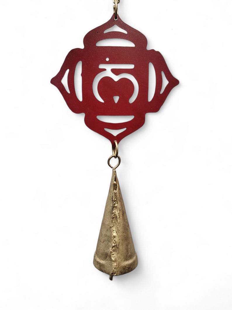 Pu&ograve; includere: Un carillon in metallo rosso con un design a taglio del simbolo sanscrito "Om" e una campana dorata in fondo.