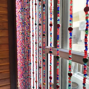 Boho Hippy Perlenvorhang für Türen Rote Farbe Glasperlen Edelsteine Stränge Glocken Schnur Boho Wohndekor Ornamente 100 Schnüre