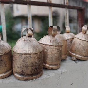 Cloches de vache en fer recyclé shabby chic, 3,5 po. de hauteur, dessus arrondi, cloches indiennes vintage douzaine