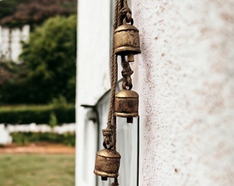 Finition antique faite main 4 cloches de vache rustiques avec carillon en bois à suspendre, décoration de jardin, ornements de 65 cm de longueur