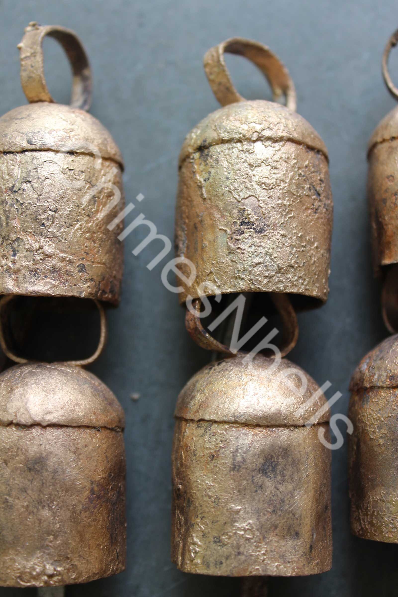Campane in metallo rustiche vintage a forma di mucca cilindri fatti a mano decorazioni natalizie su corda di iuta (set da 3