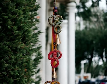 Tissu sari recyclé multicolore fait main avec des perles et des cloches, décoration de mobiles de carillons éoliens sur le thème bohème de 66 cm de hauteur