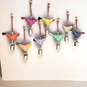 Tradycyjny materiał Tota Bird Bell wiszące ozdoby do dekoracji domu wielokolorowe bawełniane ptaki z koralikami i dzwonkiem, wystrój w stylu boho