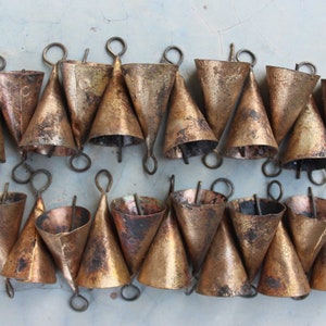 Cloches triangulaires coniques couleur bronze, aspect vintage, fer recyclé, étain, cloches 1,75 pouces de hauteur, 50 pièces