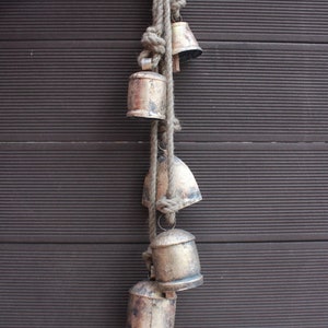 Rustic Cow Bells Hanging Chime Antique Finish Harmony Bells for Country Farmhouse Garden or Patio Decoration 66 cm length