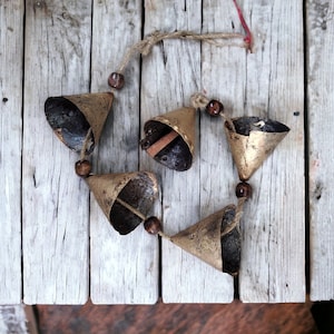 5 Rustic Iron Metal Cone Shape Bells Hanging Chime Mobile String Decoration 76 cm Length Outdoor Indoor Garden Décor Bohemian Theme Chimes
