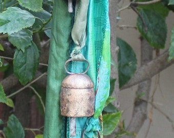 Campanas colgantes de hojalata vintage con cinta de sari, decoración de jardín india.