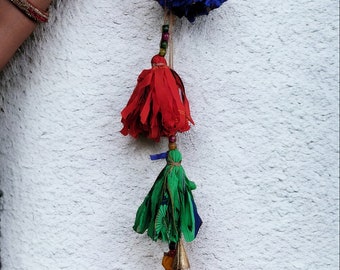 Tissu sari recyclé multicolore fait main avec des perles et des cloches, décoration de mobiles de carillons éoliens sur le thème bohème de 68 cm de hauteur