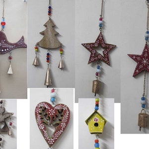 Puede incluir: Surtido de carillones de madera con diversas formas y dise&ntilde;os, incluyendo corazones, estrellas, &aacute;ngeles, p&aacute;jaros y una casa. Los carillones est&aacute;n pintados en colores brillantes, como rojo, verde, azul y amarillo. Cada carill&oacute;n tiene un conjunto de campanas que tintinean cuando sopla el viento.