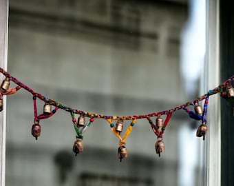 Handgefertigte mehrfarbige geflochtene Girlande aus recyceltem Sari-Stoff mit Perlen und Glöckchen Boho Theme Decor 130 cm Länge Partydekoration