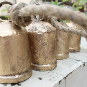 4 campanas vintage para colgar, decoración de cuerdas para móviles, 67 cm de largo, campanas y cuentas con cuerda de yute, decoración rústica de granja