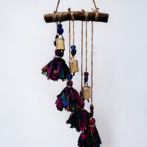 Campana colgante hecha a mano con cuentas, cascabeles y borlas de sari, atrapasol, campanillas de viento, decoración rústica de granja
