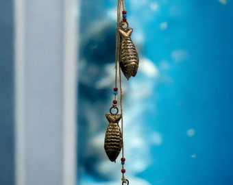 Decorazione antica in metallo riciclato, 3 perline a forma di pesce e campanello, da appendere alla parete, decorazione tradizionale per la casa, lunghezza 74 cm