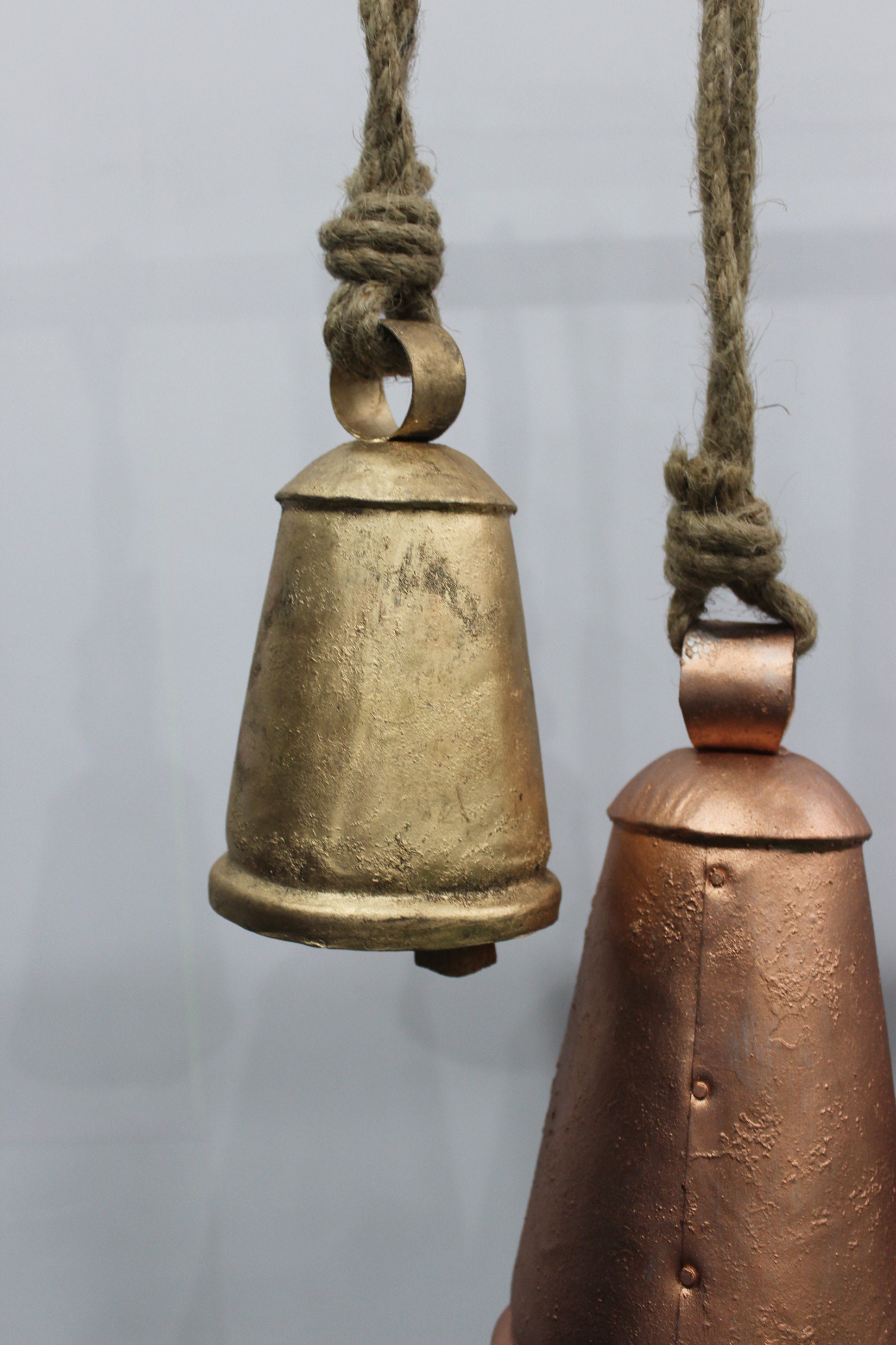 100 cloches de vache triangulaires rustiques en étain en vrac de 3 po.,  cloches en fer bronze de style vintage pour projets d'artisanat/carillons  éoliens/mariage -  Canada