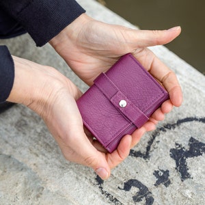 Kleines Leder Portemonnaie, Lila Kartenhalter, Unisex Leder Portemonnaie, kleines lila Portemonnaie Frau