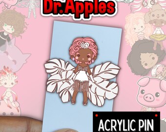 Peut inclure: Une épingle en acrylique blanche représentant un personnage de dessin animé avec des cheveux roses, une robe blanche et un boa en plumes blanches. Le personnage est debout sur une feuille de palmier blanche. L'épingle est étiquetée "Dr. Apples" et "Acrylic Pin".