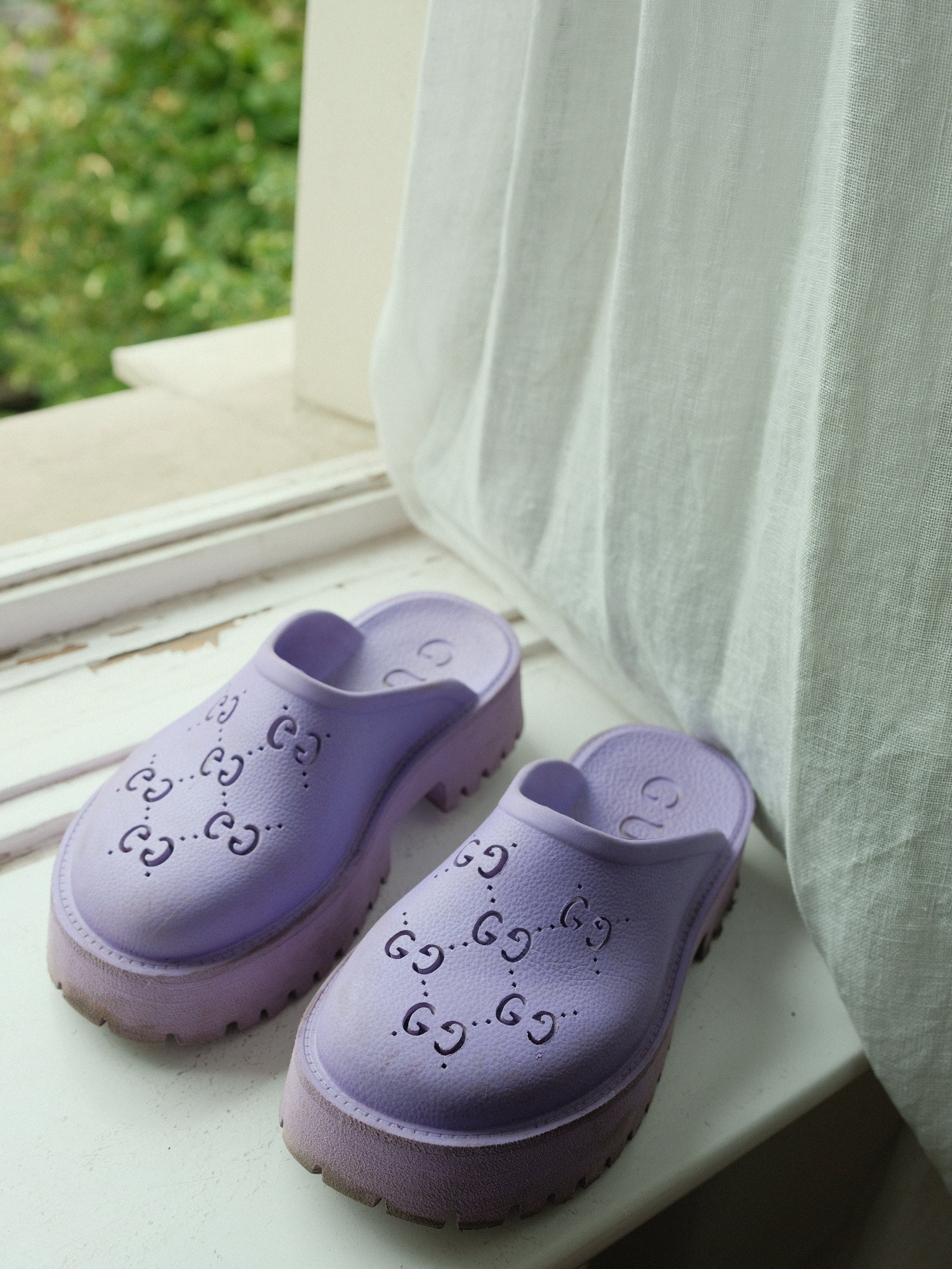 Gucci Lavender perforated rubber croc clogs 38