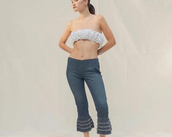 Pantalones caprees de mezclilla con volantes en el bajo de Moschino, década de 1990