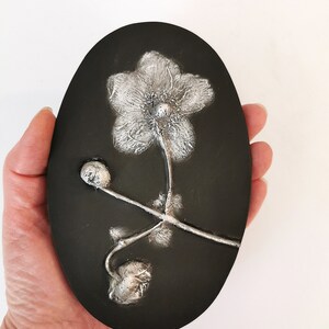 Anemone baldosa negra con relieve de plata Yeso fundición de | Etsy