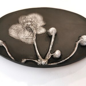 Anemone baldosa negra con relieve de plata Yeso fundición de | Etsy