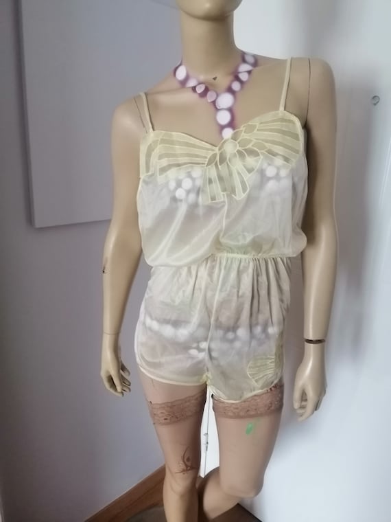Vintage 1970s /80s pale yellow playsuit /babydoll… - image 10