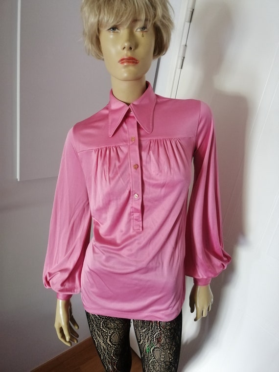 blusa rosa brillante