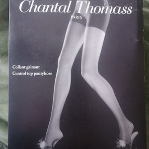 Peut inclure: Emballage noir et blanc de collants gainants Chantal Thomass. L'image présente les jambes d'une femme portant des bas transparents, avec le nom de la marque et "Paris" visibles. Le texte "Control top pantyhose" est également présent.