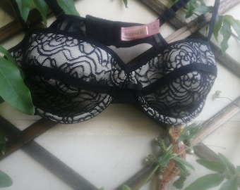 Pode incluir: Sutiã de renda preta com uma etiqueta rosa que diz "Sophie B."