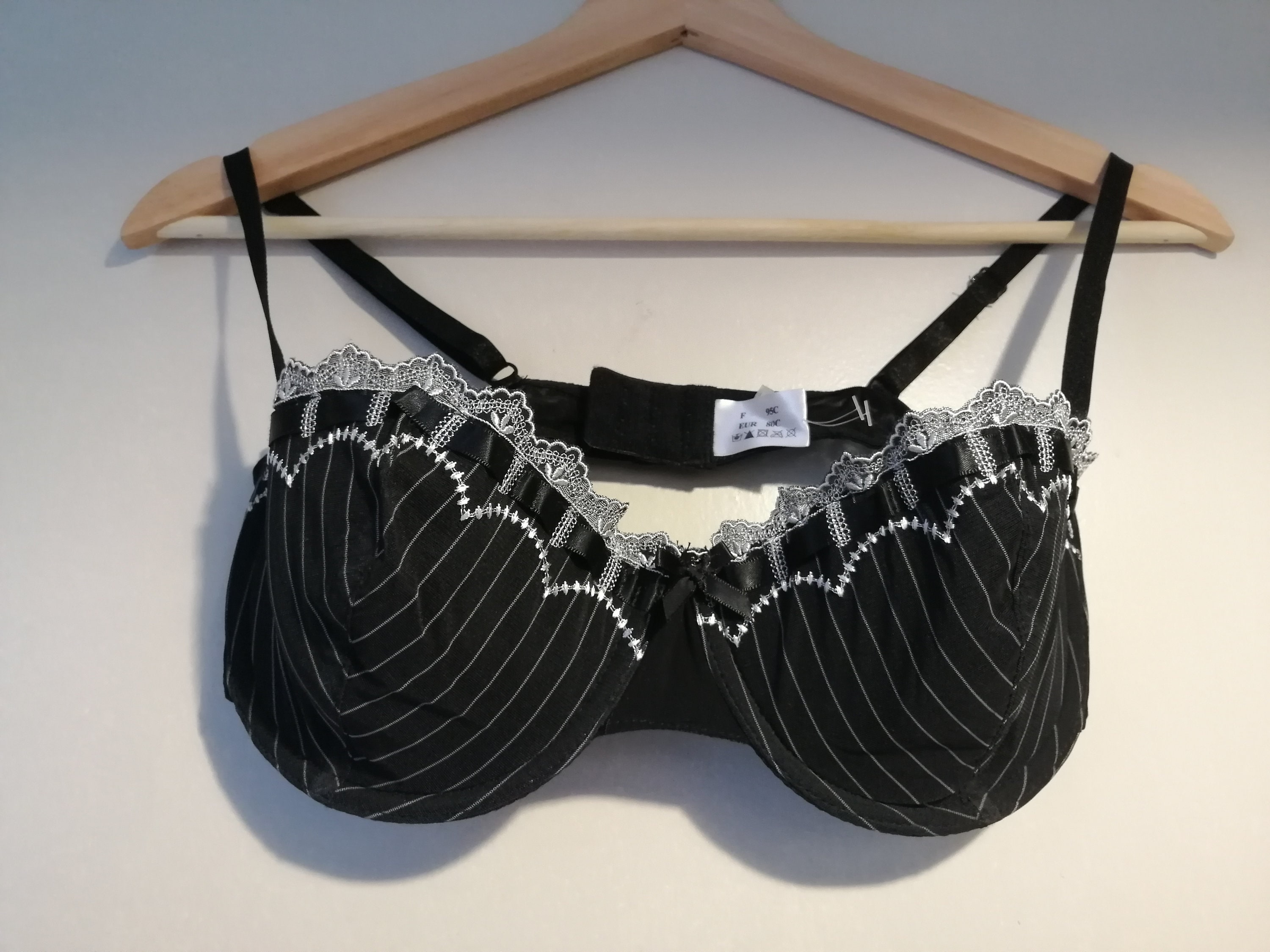 DDD CUP BRAS NWT SIZES 38/40/42 PINSTRIPES DESIGN WITH UNDERWIRE