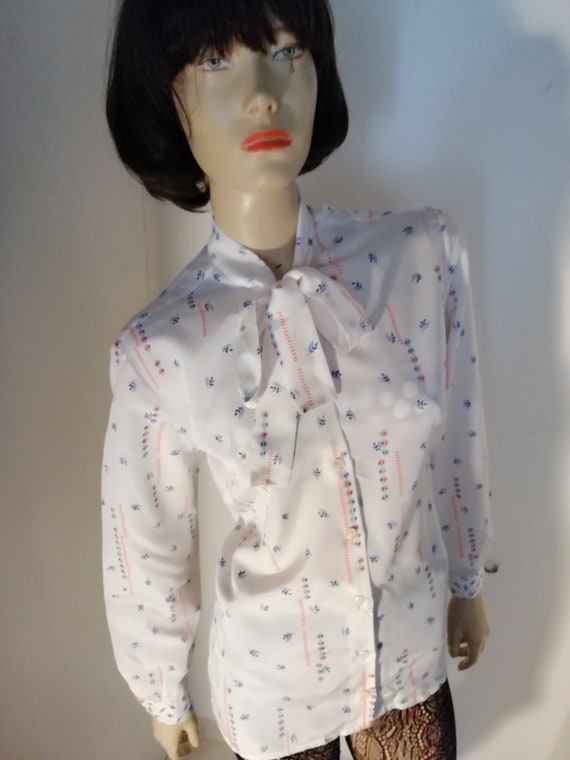 1970s vintage pussy bow French Blouse size Large /